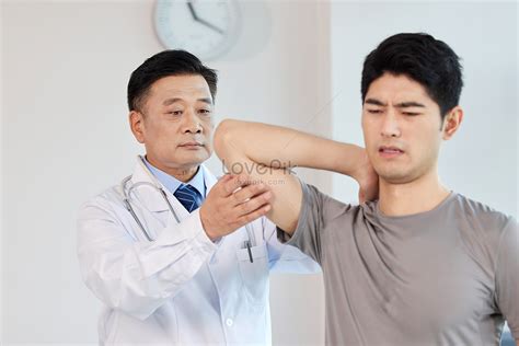 Pasyente, nabulag nang pagsusuntukin ng doktor na nag.